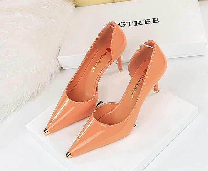 Hollow fine-root pointed high-heeled shoes