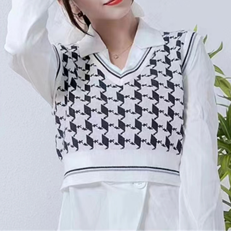 Houndstooth sweater outside the ride waistcoat for women
