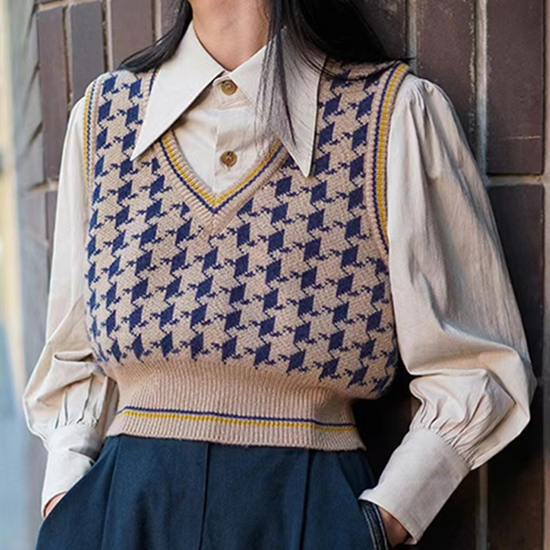 Houndstooth sweater outside the ride waistcoat for women