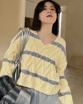 Twist temperament V-neck Korean style sweater