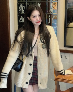 Knitted autumn sweater college style coat