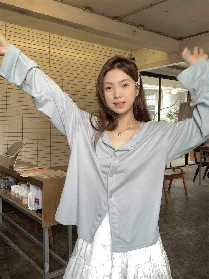 Thin long sleeve cardigan wears outside shirt for women