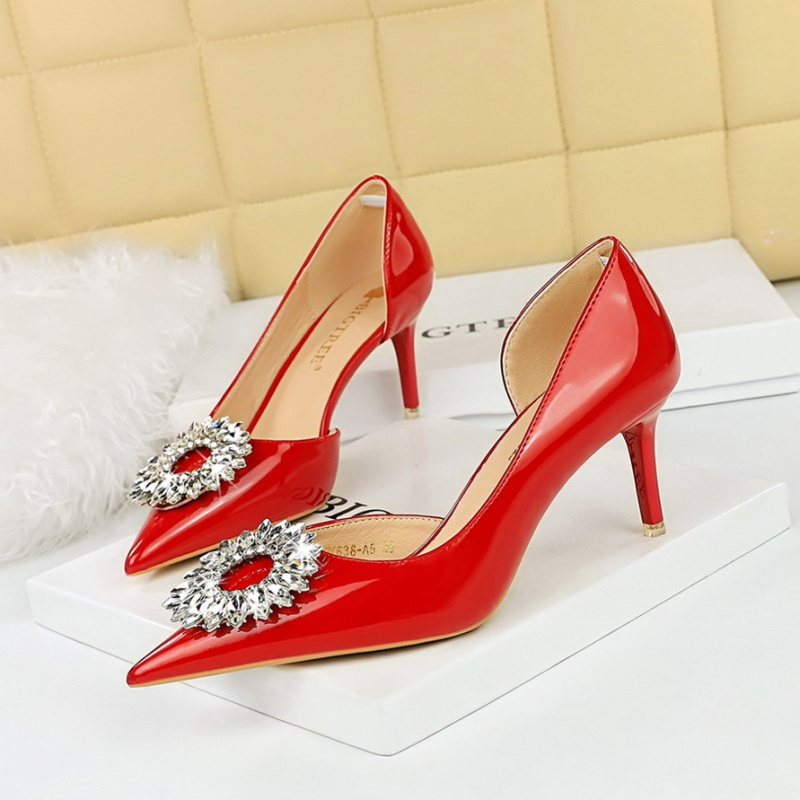 Hollow low patent leather banquet shoes for women
