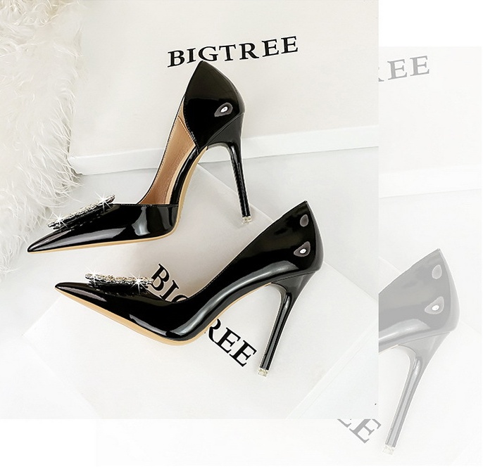 Low high-heeled European style hollow banquet shoes for women