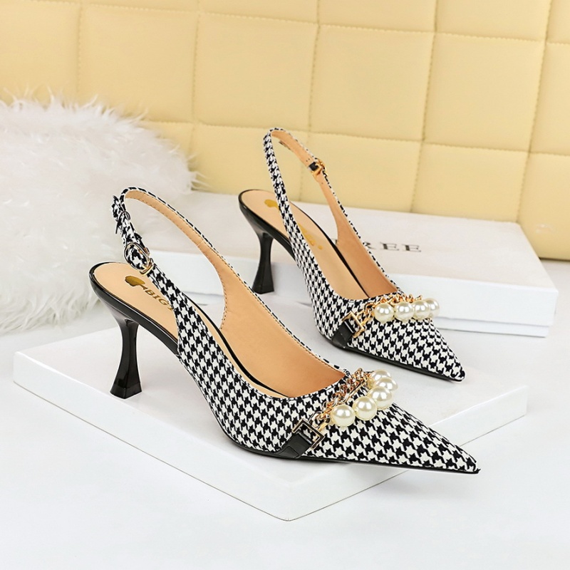 Low plaid pattern metal hollow pearl chain pointed shoes