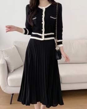 Pleated high waist skirt fashion and elegant knitted coat