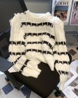 Round neck irregular lines long sleeve gear sweater