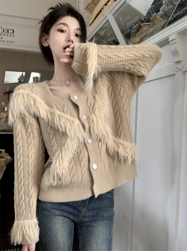 Autumn and winter fashion and elegant sweater elmo coat