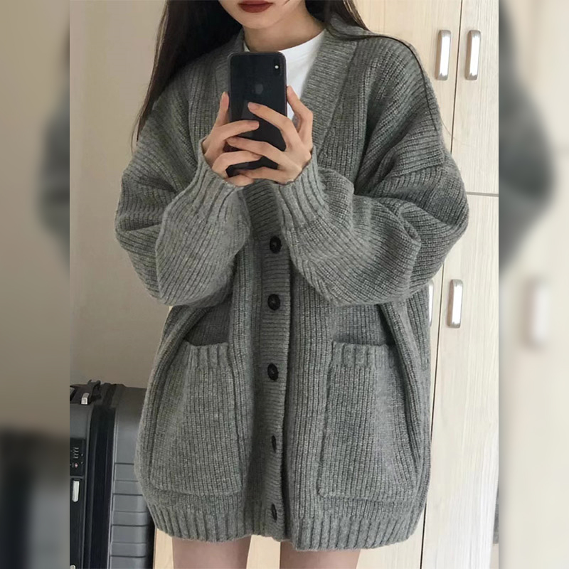 Large yard V-neck coat wears outside sweater for women