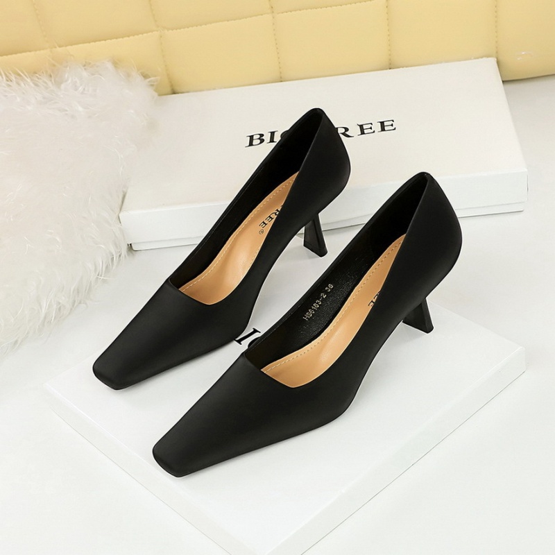 Fine-root high-heeled shoes European style shoes