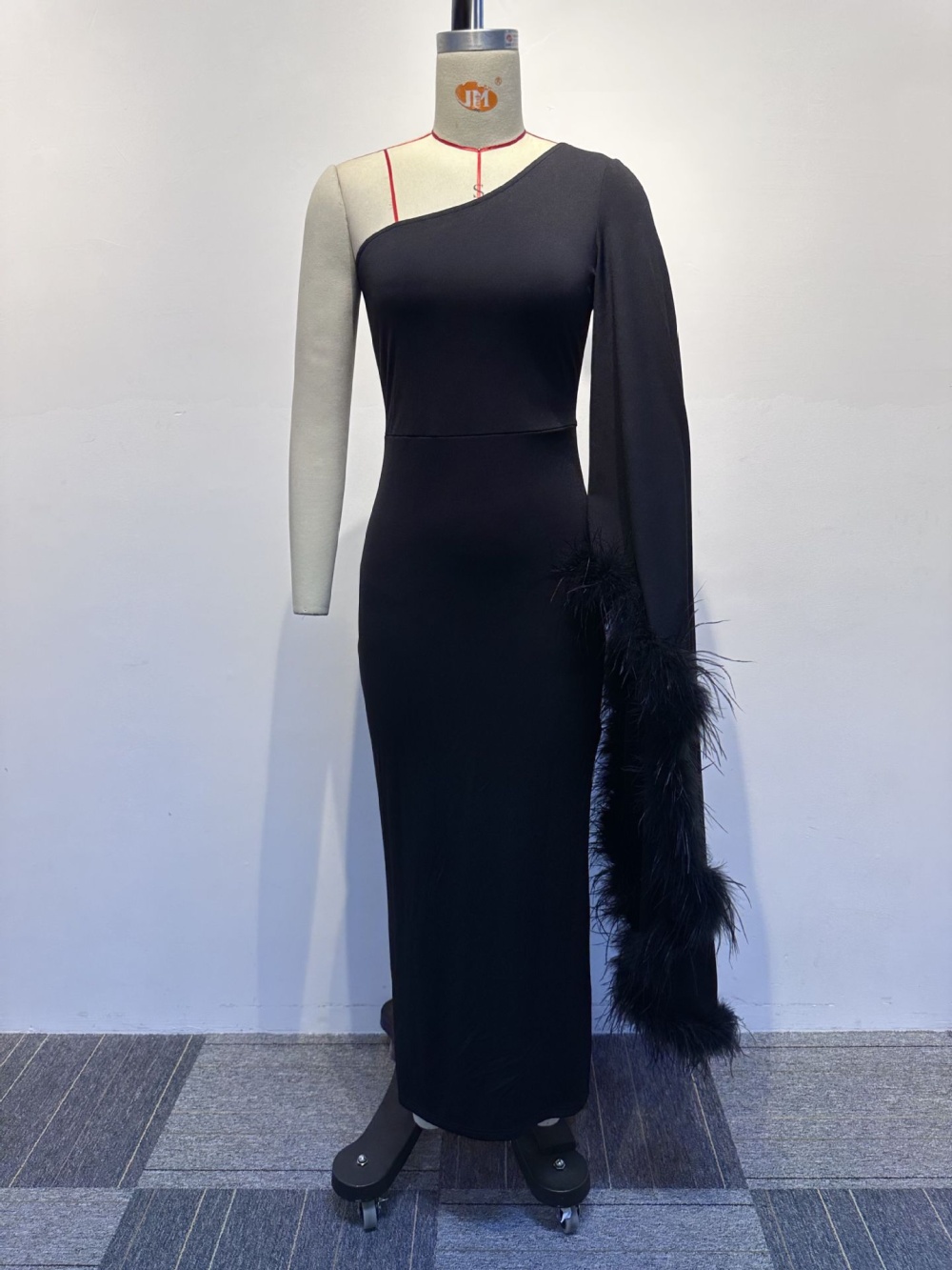 Slim asymmetry sleeve feather sexy dress