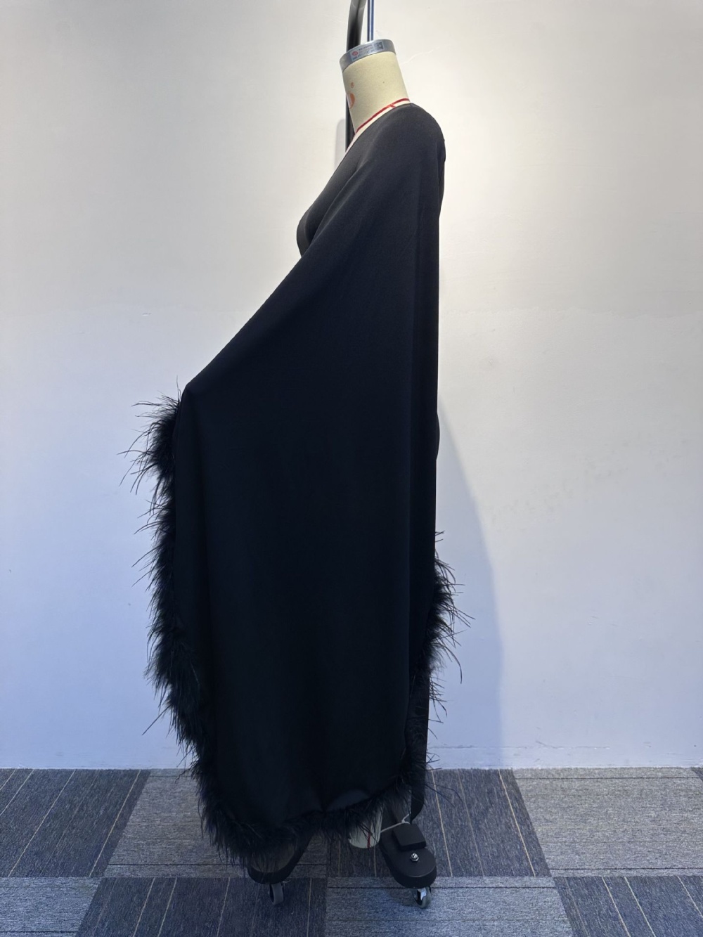 Slim asymmetry sleeve feather sexy dress