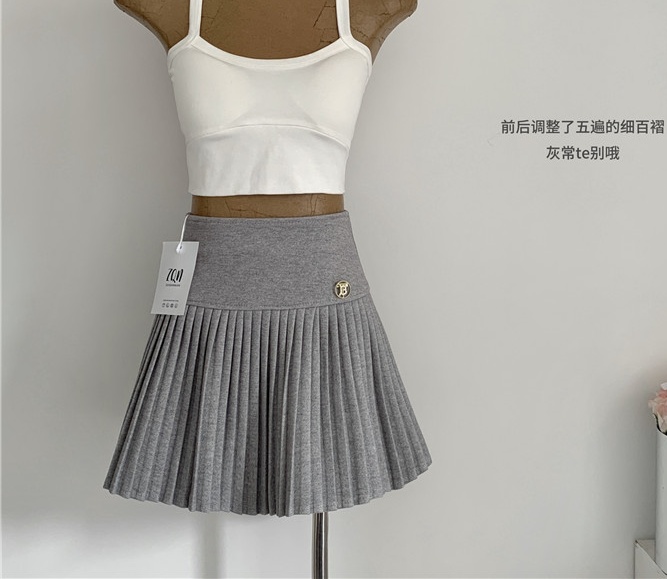Pleated woolen short skirt