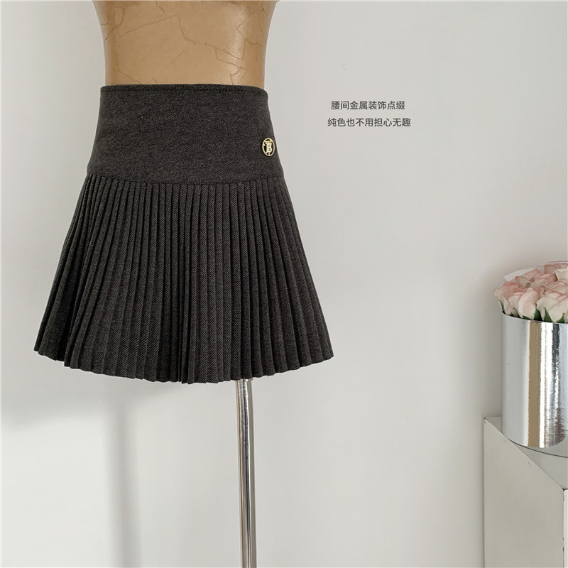 Pleated woolen short skirt