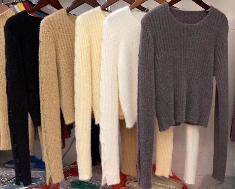 Long sleeve pullover niche holes short slim sweater