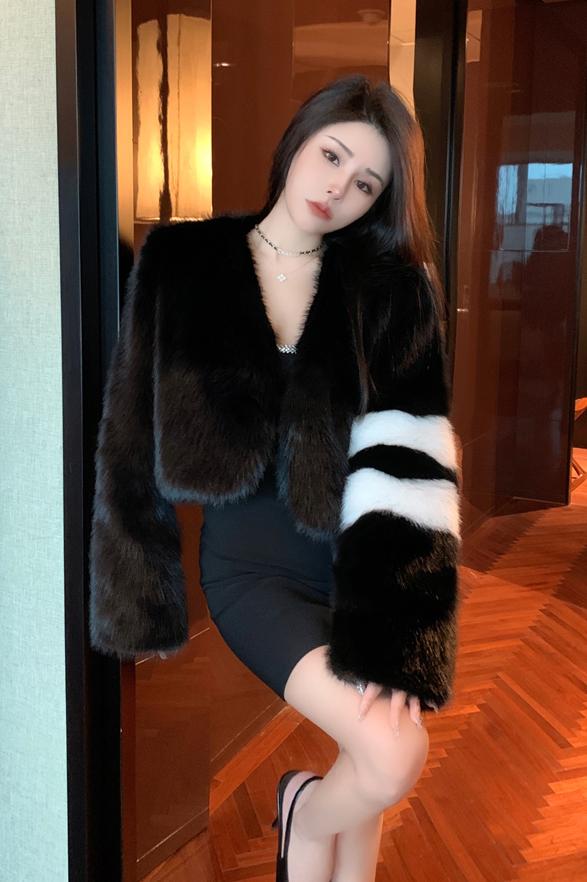 Chanelstyle short overcoat black-white fur coat