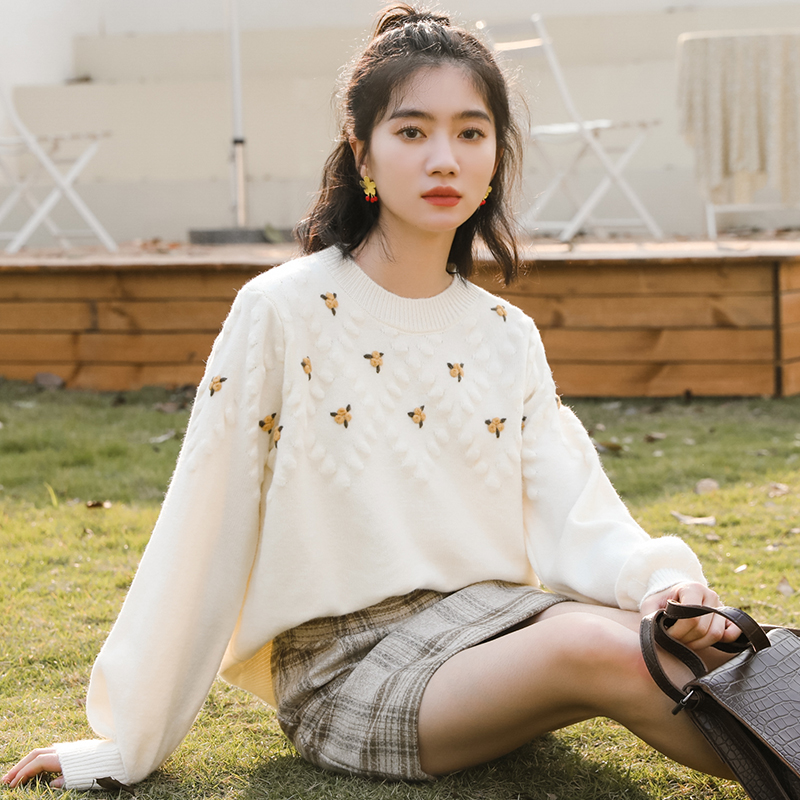 Stereoscopic round neck sweater for women