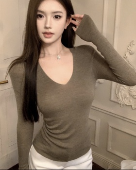 V-neck autumn and winter bottoming shirt