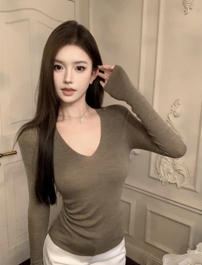 V-neck autumn and winter bottoming shirt