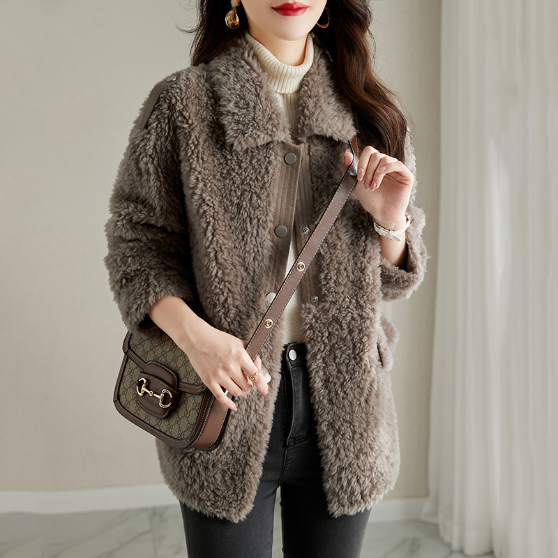 Fashionable coat lambs wool overcoat for women