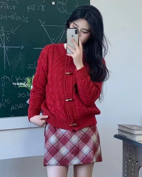 Horn buckle niche sweater red skirt a set for women