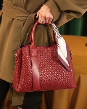 Middle-aged grace commuting messenger handbag for women
