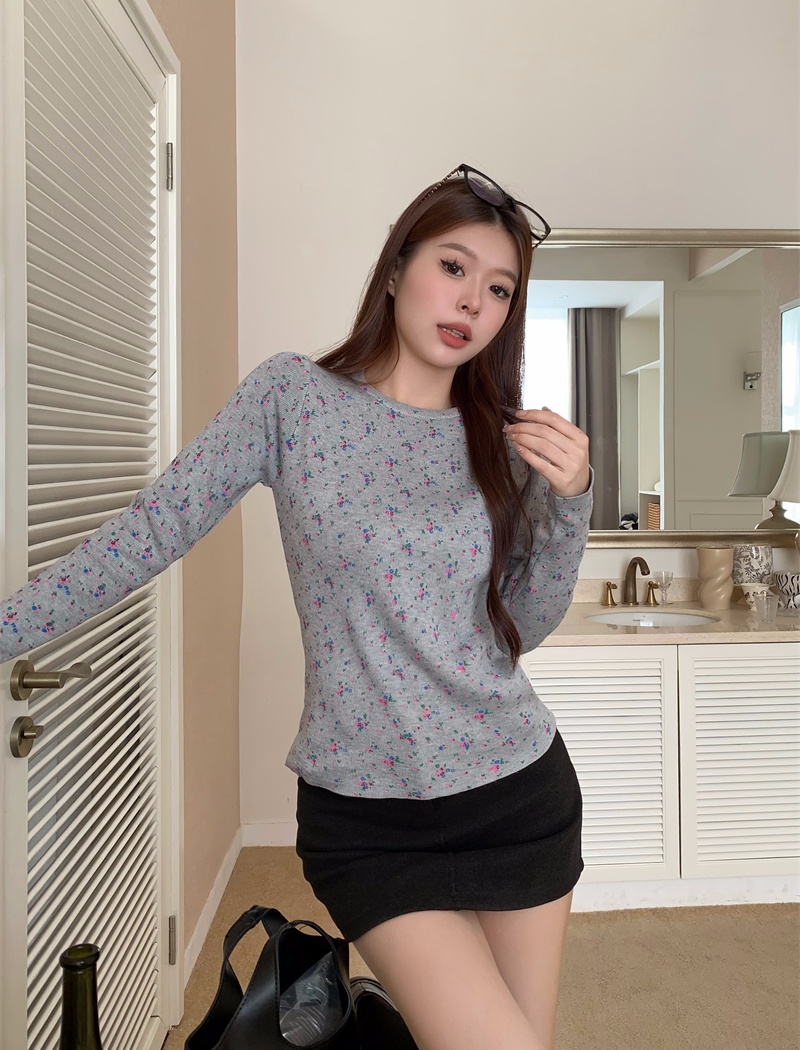 Show young retro sweater bottoming floral T-shirt
