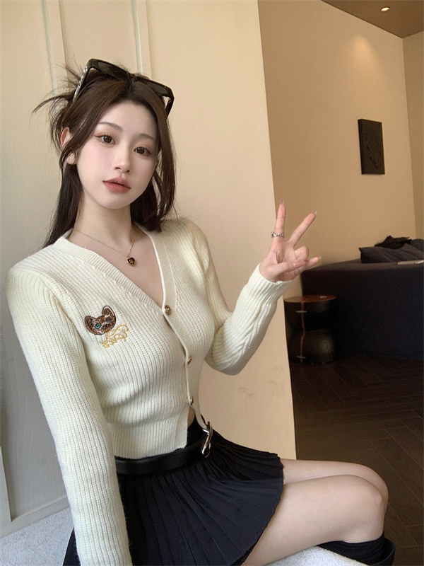 Knitted V-neck bottoming shirt white unique sweater