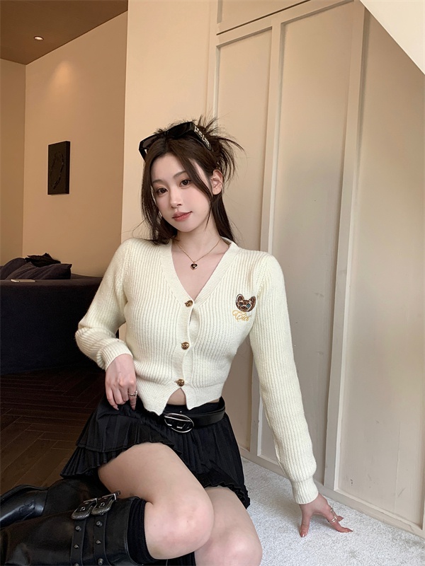 Knitted V-neck bottoming shirt white unique sweater