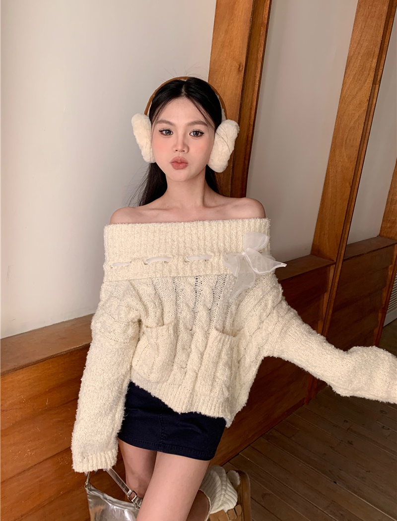 Flat shoulder bow plush sweater