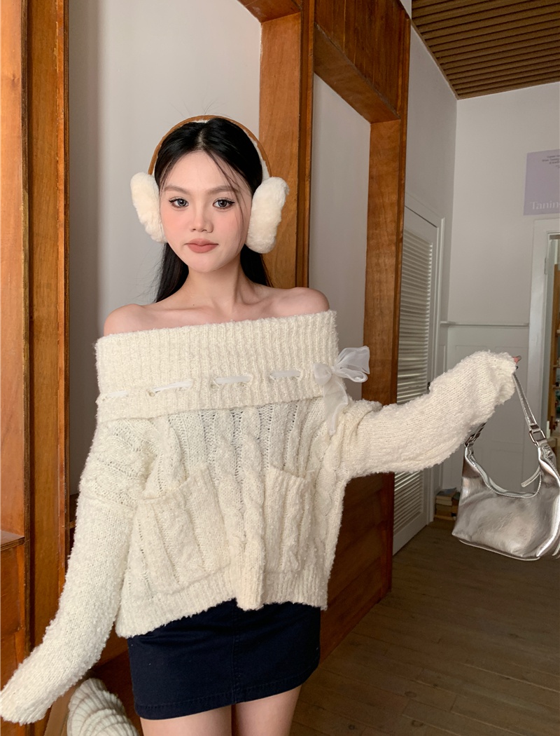 Flat shoulder bow plush sweater