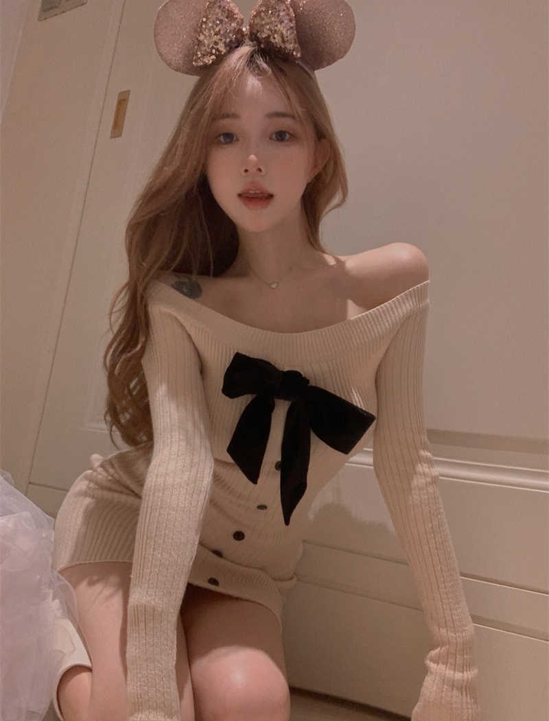 Flat shoulder autumn and winter knitted dress