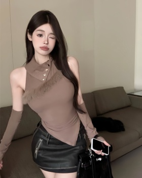 Dig shoulder bottoming slim sexy wears outside T-shirt