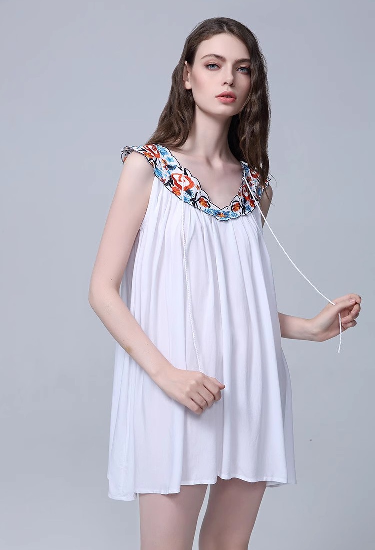 Loose embroidery dress