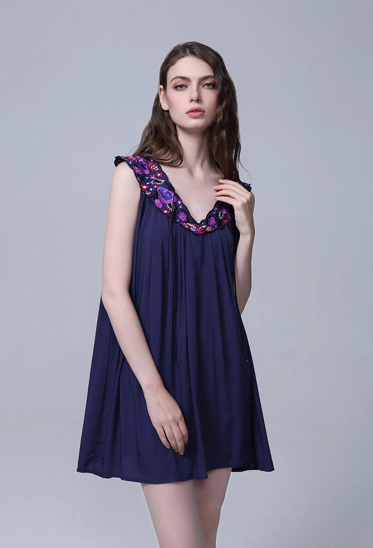 Loose embroidery dress