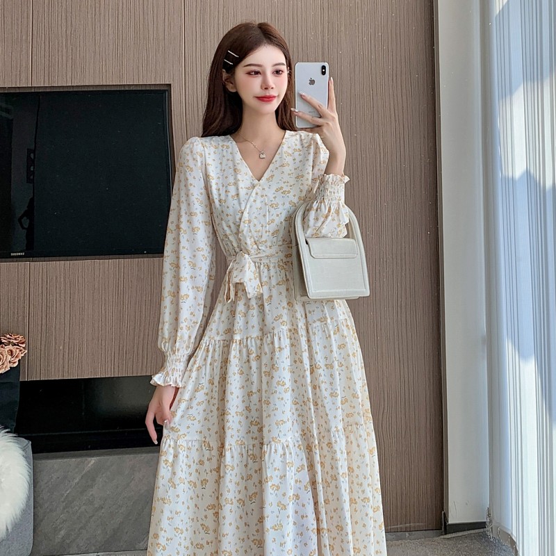 Simple spring and summer lady V-neck white printing dress