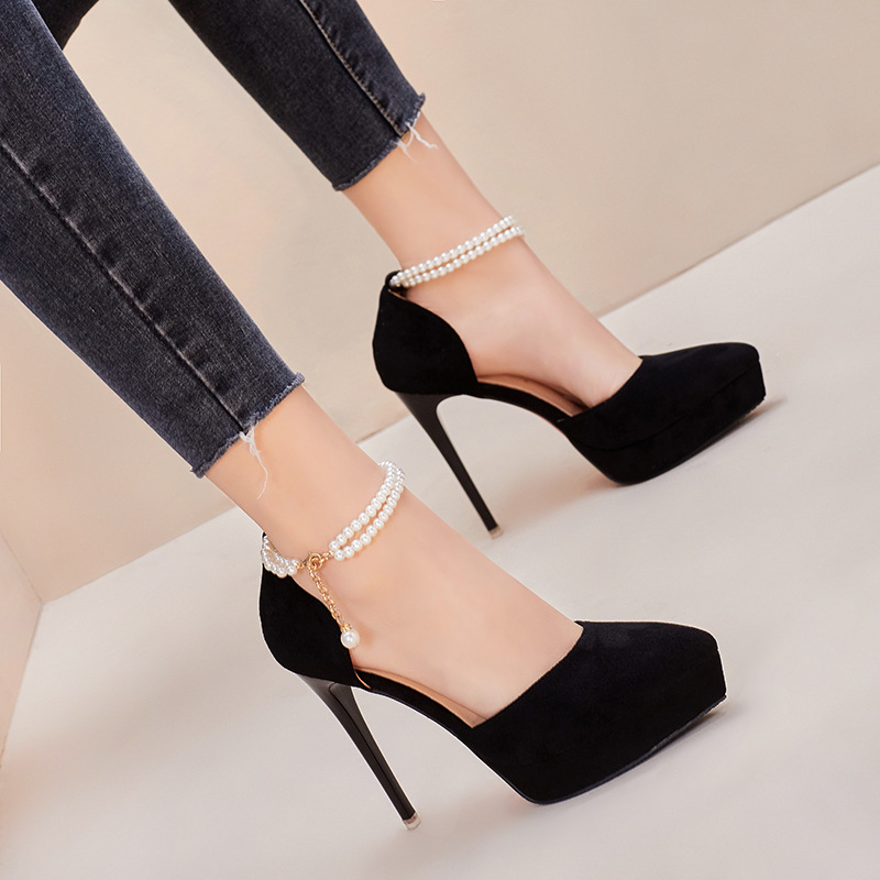 Pointed high-heeled shoes