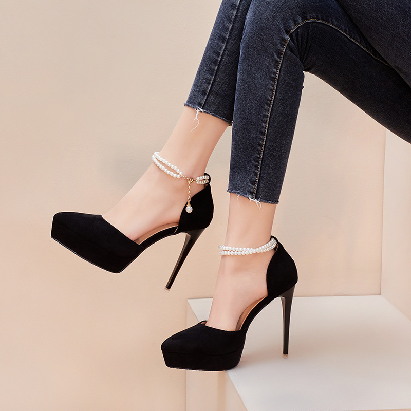 Pointed high-heeled shoes