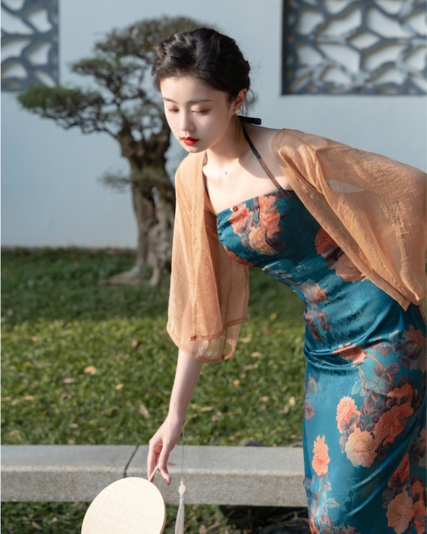 Sexy spring and summer cheongsam outside the ride dress
