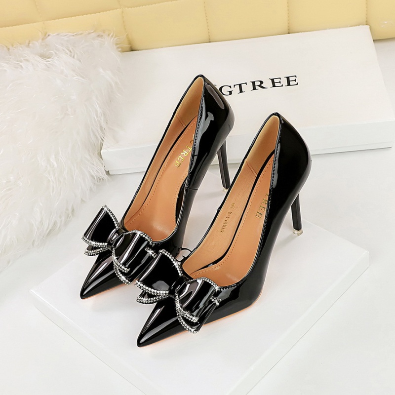 Pointed high-heeled shoes glossy shoes