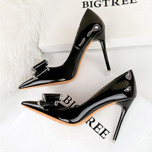 Pointed high-heeled shoes glossy shoes