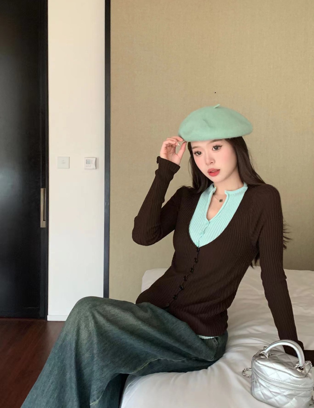 Splice Pseudo-two V-neck spring and summer sweater