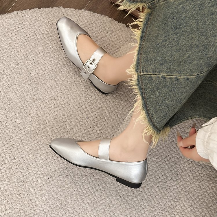 Low shoes British style flattie for women
