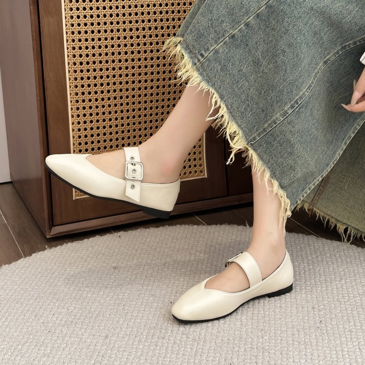 Low shoes British style flattie for women