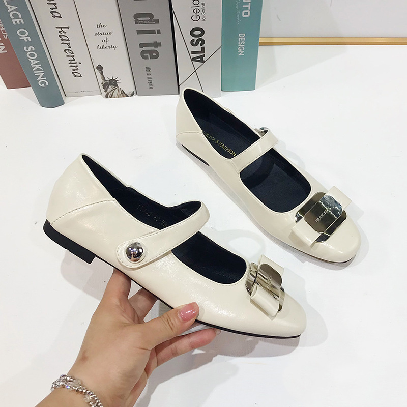 Square head thick Hepburn style flat shoes for women