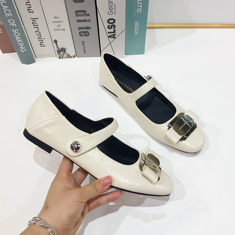 Square head thick Hepburn style flat shoes for women