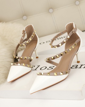 Low fine-root sandals hollow pointed high-heeled shoes