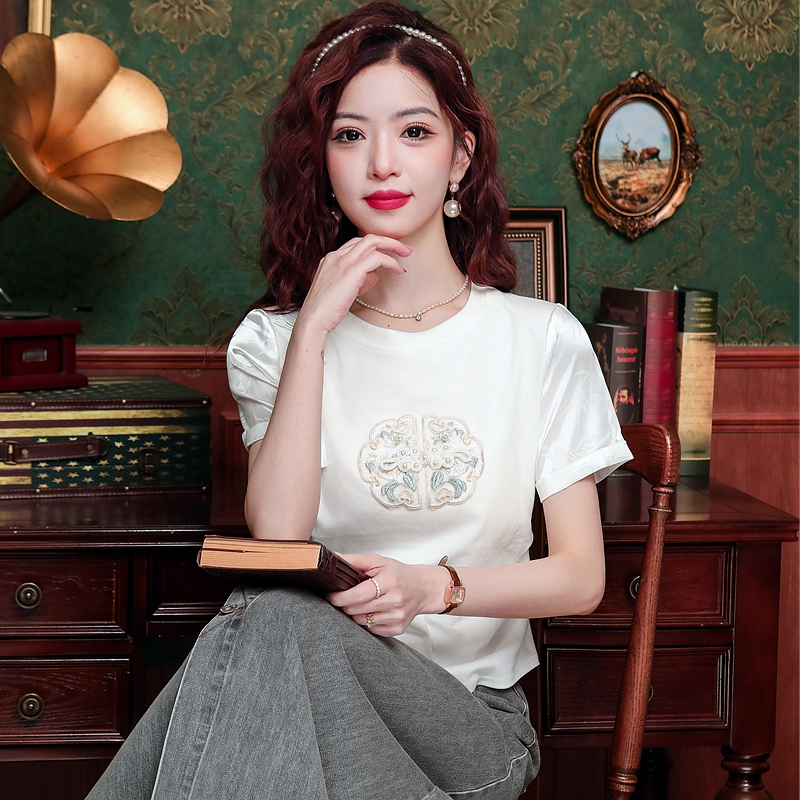 Short sleeve tops embroidery T-shirt for women