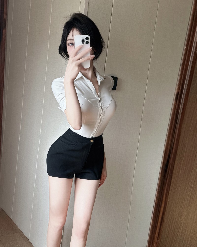 All-match spicegirl black simple slim shorts for women