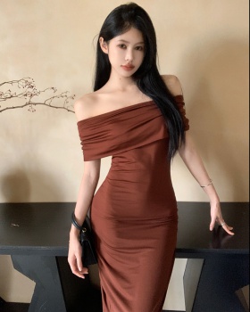 Tight strapless flat shoulder enticement dress for women